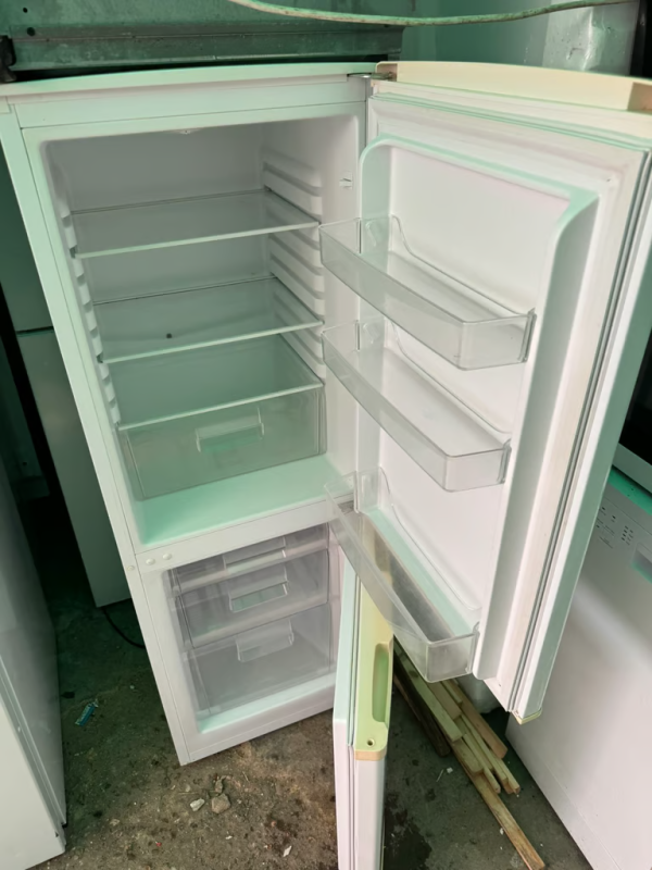 Lec fridge freezer 5ft tall - Image 2