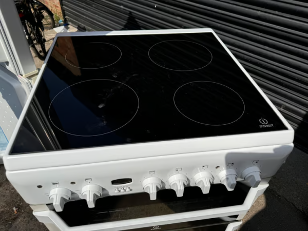 Indesit electric Cooker standard 60cm width - Image 2